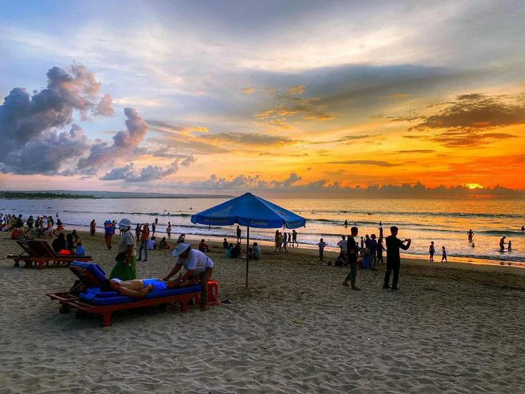 Pantai-Kuta-Bali-Keindahan-Senja-Pasir-Putih-yang-Mempesona